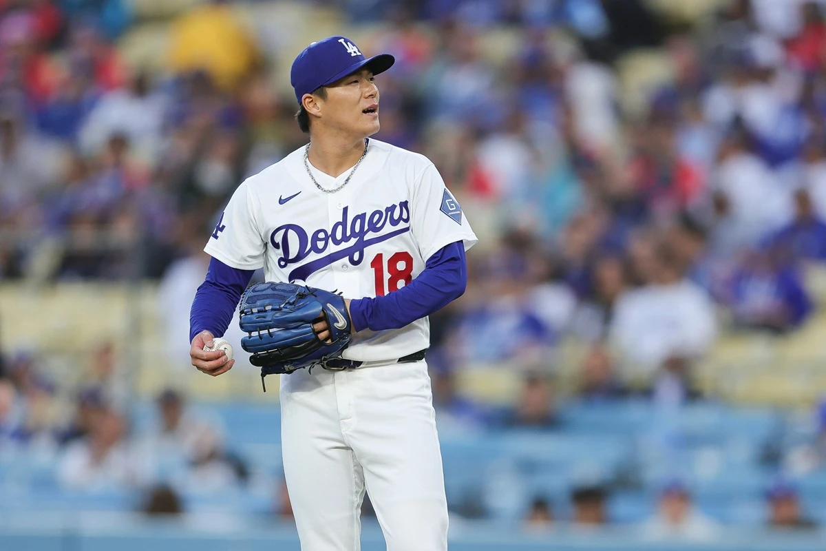 지난해 월드시리즈 우승 반지를 뒤늦게 받은 LA 다저스 내야수 김혜성이 치명적인 만루 포구 실책과 함께 2타수 무안타로 교체되는 아쉬움을 남겼다. 다저스는 28일(한국시간) 미국 캘리포니아주 로스앤젤레스 다저스타디움에서 2026 메이저리그(MLB) 마이애미 말린스와 홈 경기를 치러 5-4로 승리했다. 이날 승리로 다저스는 3연승을 달리면서 시즌 20승10패로 내셔널리그 서부지구 1위 자리를 수성했다. 김혜성은 2타수 무안타에 실책까지 저지른 뒤 경기 중반 교체됐다. 일본인 투수 야마모토 요시노부는 패전 투수가 됐다. 연합뉴스