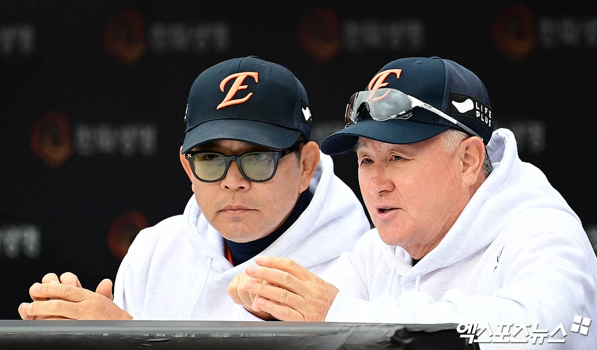 김경문 감독이 이끄는 한화는 28일 대전 한화생명 볼파크에서 SSG 랜더스와 정규시즌 3차전을 치른다. 한화는 10승14패(0.417)로 두산 베어스와 함께 공동 7위에 올라 있다. 9위 키움 히어로즈와의 격차가 0.5경기 차에 불과하다. 한화는 이날 경기 앞두고 양상문 투수코치가 건강상의 이유로 엔트리에서 말소됐다. 전날 공지 대로 투수 김서현이 2군에 내려갔으며 원종혁이 1군 엔트리에 합류했다. 엑스포츠뉴스DB