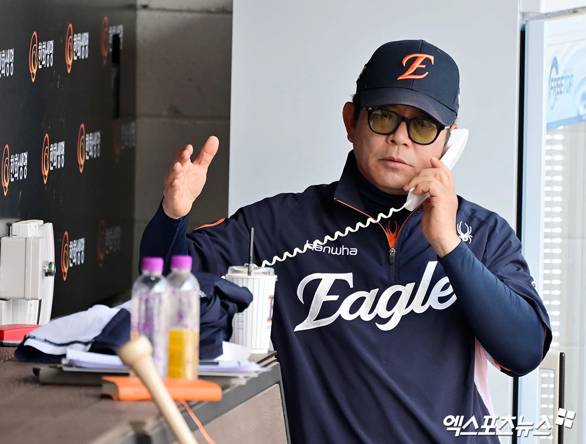 김경문 감독이 이끄는 한화는 28일 대전 한화생명 볼파크에서 SSG 랜더스와 정규시즌 3차전을 치른다. 한화는 10승14패(0.417)로 두산 베어스와 함께 공동 7위에 올라 있다. 9위 키움 히어로즈와의 격차가 0.5경기 차에 불과하다. 한화는 이날 경기 앞두고 양상문 투수코치가 건강상의 이유로 엔트리에서 말소됐다. 전날 공지 대로 투수 김서현이 2군에 내려갔으며 원종혁이 1군 엔트리에 합류했다. 엑스포츠뉴스DB