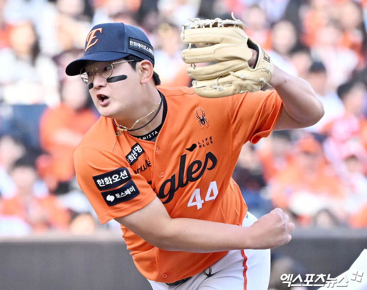 28일 오후 대전 한화생명 볼파크에서 열린 '2026 신한 SOL Bank KBO리그' 키움 히어로즈와 한화 이글스의 개막전 경기, 9회초 한화 김서현이 공을 힘차게 던지고 있다. 엑스포츠뉴스 DB