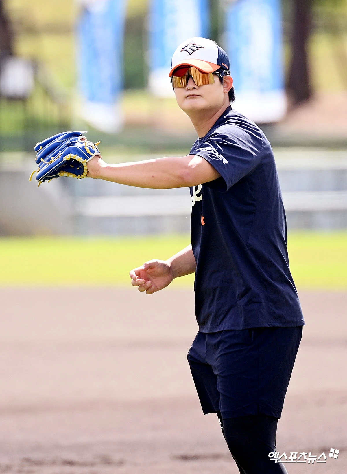 26일 오후 일본 오키나와 나고시영 구장에서 열리는 한화 이글스와 닛폰햄 파이터스의 연습경기, 한화 김서현이 훈련에 임하고 있다. 엑스포츠뉴스 DB