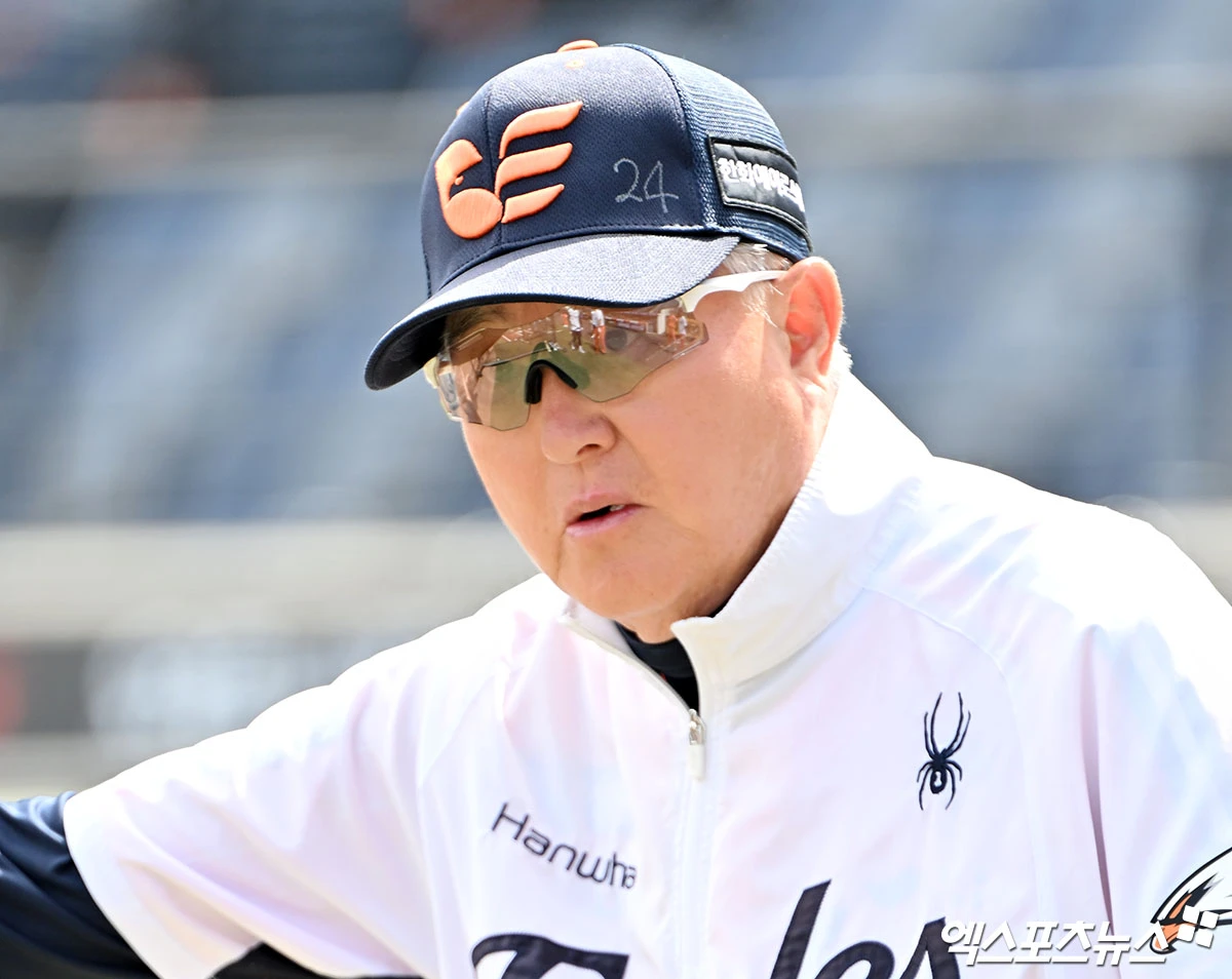 24일 오후 대전 한화생명 볼파크에서 열리는 '2026 신한 SOL Bank KBO리그' NC 다이노스와 한화 이글스의 경기, 한화 김경문 감독이 오재원에게 조언을 건네고 있다. 엑스포츠뉴스 DB