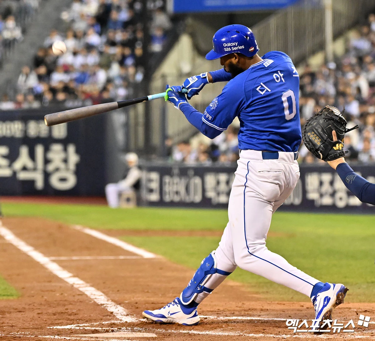 삼성 라이온즈 외국인 타자 르윈 디아즈가 28일 서울 잠실야구장에서 열린 2026 신한 SOL KBO리그 두산 베어스와의 팀 간 4차전에서 4회초 선제 1타점 외야 희생 플라이를 기록했다. 사진 김한준 기자