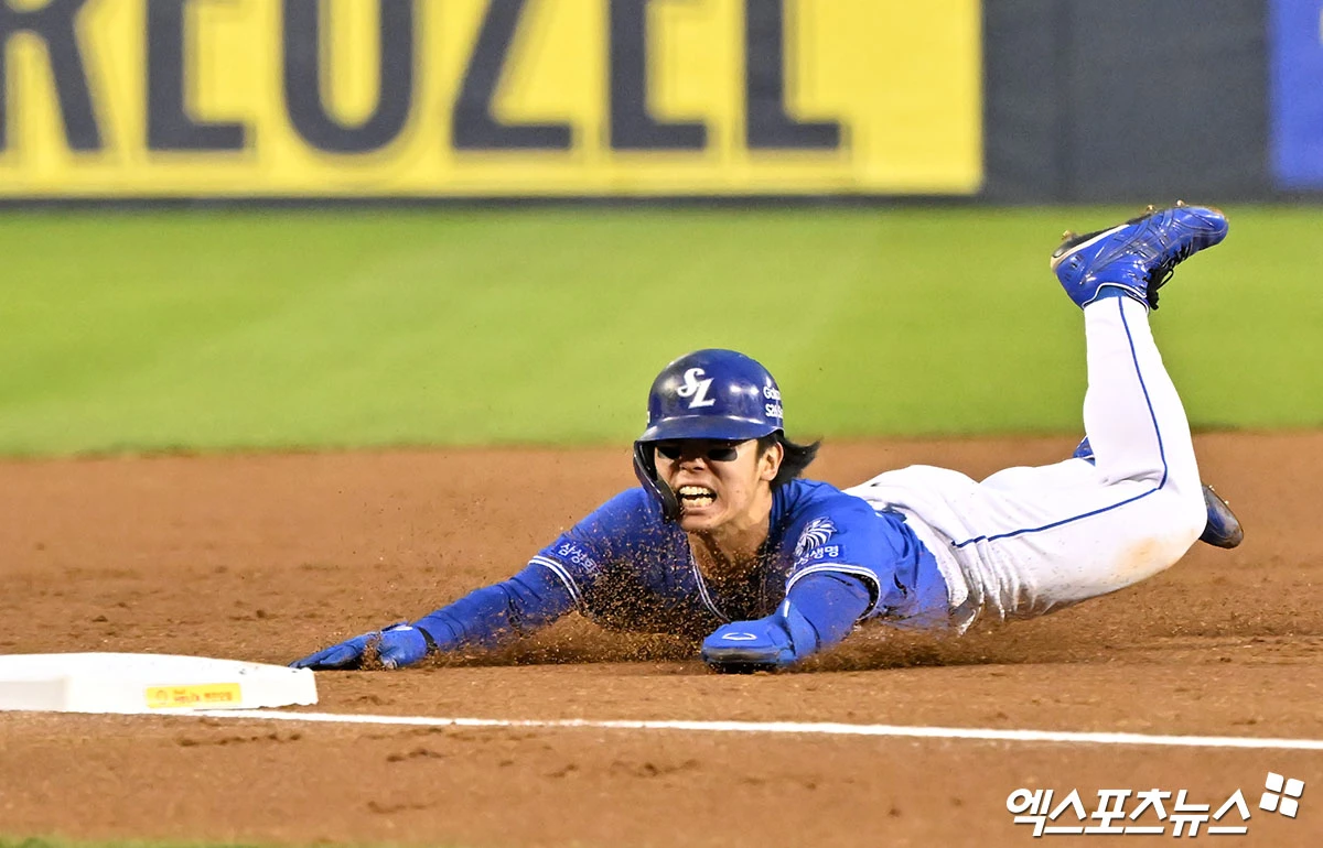 삼성은 28일 서울 잠실야구장에서 열린 2026 신한 SOL KBO리그 두산 베어스와의 팀 간 4차전에서 연장 10회 혈투 끝에 5-4로 이겼다. 지난 19일 대구 LG 트윈스전부터 시작된 7연패 탈출에 성공했다. 삼성은 이날 선발투수로 나선 아리엘 후라도의 완벽투가 승리의 발판을 놨다. 후라도는 7이닝 6피안타 7탈삼진 무실점으로 두산 타선을 꽁꽁 묶었다. 4경기 연속 퀄리티 스타트(6이닝 이상, 3자책점 이하 투구), 3경기 연속 퀄리티 스타트+(7이닝 이상, 3자책점 이하 투구)로 리그 최강 이닝이터의 면모를 보여줬다. 삼성 타선에서는 김성윤이 4타수 2안타 2타점 1볼넷 1득점으로 히어로가 됐다. 김성윤은 옆구리 부상에서 회복, 1군으로 돌아오자마자 팀을 연패에서 구해냈다. 잠실, 김한준 기자