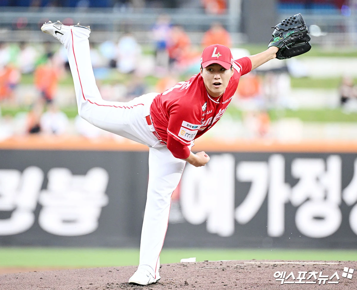 22일 오후 대전 한화생명 볼파크에서 열린 '2025 신한 SOL Bank KBO리그' SSG 랜더스와 한화 이글스의 경기, 1회말 SSG 선발투수 최민준이 공을 힘차게 던지고 있다. 엑스포츠뉴스 DB