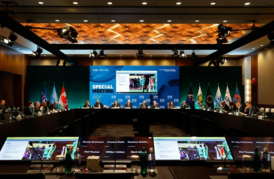 2026 국제축구연맹(FIFA) 북중미 월드컵에서는 상대와 대치하는 상황에서 입을 가리는 선수, 심판 판정에 항의하며 경기장을 떠나는 선수에게 레드카드가 나올 수 있게 됐다. 국제축구평의회(IFAB)가 FIFA의 제안을 받아들여 관련 경기 규칙 개정안을 승인했다. 주장 손흥민이나 평소 소속팀에서 입을 가리고 대화를 자주 하는 김민재, 이강인 등 핵심 선수들도 레드카드를 받지 않도록 주의가 필요할 것으로 보인다. IFAB