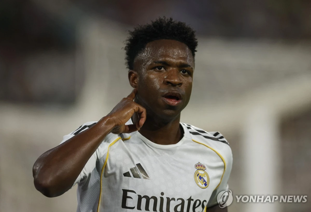 2026 국제축구연맹(FIFA) 북중미 월드컵에서는 상대와 대치하는 상황에서 입을 가리는 선수, 심판 판정에 항의하며 경기장을 떠나는 선수에게 레드카드가 나올 수 있게 됐다. 국제축구평의회(IFAB)가 FIFA의 제안을 받아들여 관련 경기 규칙 개정안을 승인했다. 주장 손흥민이나 평소 소속팀에서 입을 가리고 대화를 자주 하는 김민재, 이강인 등 핵심 선수들도 레드카드를 받지 않도록 주의가 필요할 것으로 보인다. 연합뉴스