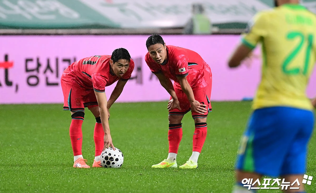 2026 국제축구연맹(FIFA) 북중미 월드컵에서는 상대와 대치하는 상황에서 입을 가리는 선수, 심판 판정에 항의하며 경기장을 떠나는 선수에게 레드카드가 나올 수 있게 됐다. 국제축구평의회(IFAB)가 FIFA의 제안을 받아들여 관련 경기 규칙 개정안을 승인했다. 주장 손흥민이나 평소 소속팀에서 입을 가리고 대화를 자주 하는 김민재, 이강인 등 핵심 선수들도 레드카드를 받지 않도록 주의가 필요할 것으로 보인다. 엑스포츠뉴스DB