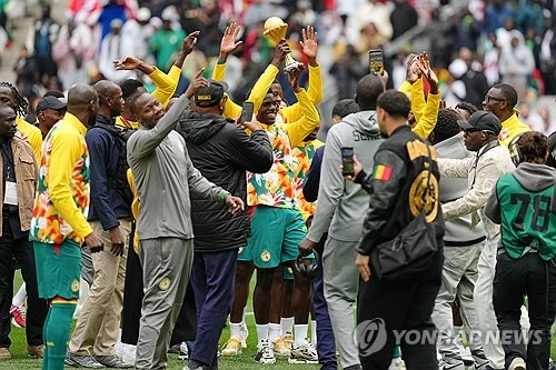 2026 국제축구연맹(FIFA) 북중미 월드컵에서는 상대와 대치하는 상황에서 입을 가리는 선수, 심판 판정에 항의하며 경기장을 떠나는 선수에게 레드카드가 나올 수 있게 됐다. 국제축구평의회(IFAB)가 FIFA의 제안을 받아들여 관련 경기 규칙 개정안을 승인했다. 주장 손흥민이나 평소 소속팀에서 입을 가리고 대화를 자주 하는 김민재, 이강인 등 핵심 선수들도 레드카드를 받지 않도록 주의가 필요할 것으로 보인다. 연합뉴스