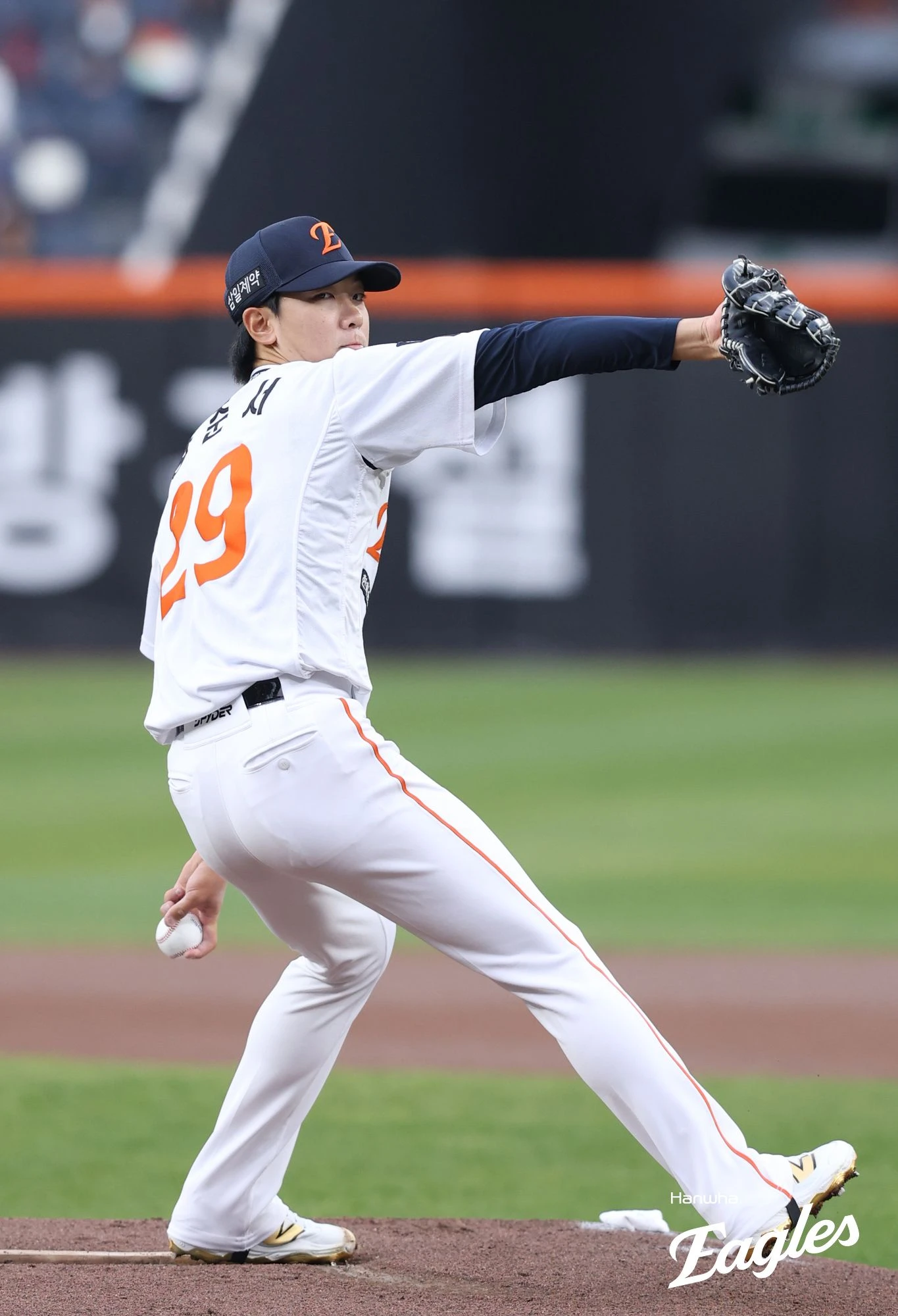 29일 오후 대전 한화생명 볼파크에서 열린 '2026 신한 SOL KBO리그' SSG 랜더스와 한화 이글스의 경기, 한화 선발 황준서가 1⅔이닝 2피안타(1피홈런) 6사사구 1탈삼진 5실점으로 등판을 마쳤다. 황준서의 시즌 평균자책점은 3.38에서 6.57로 상승했다. 한화 이글스