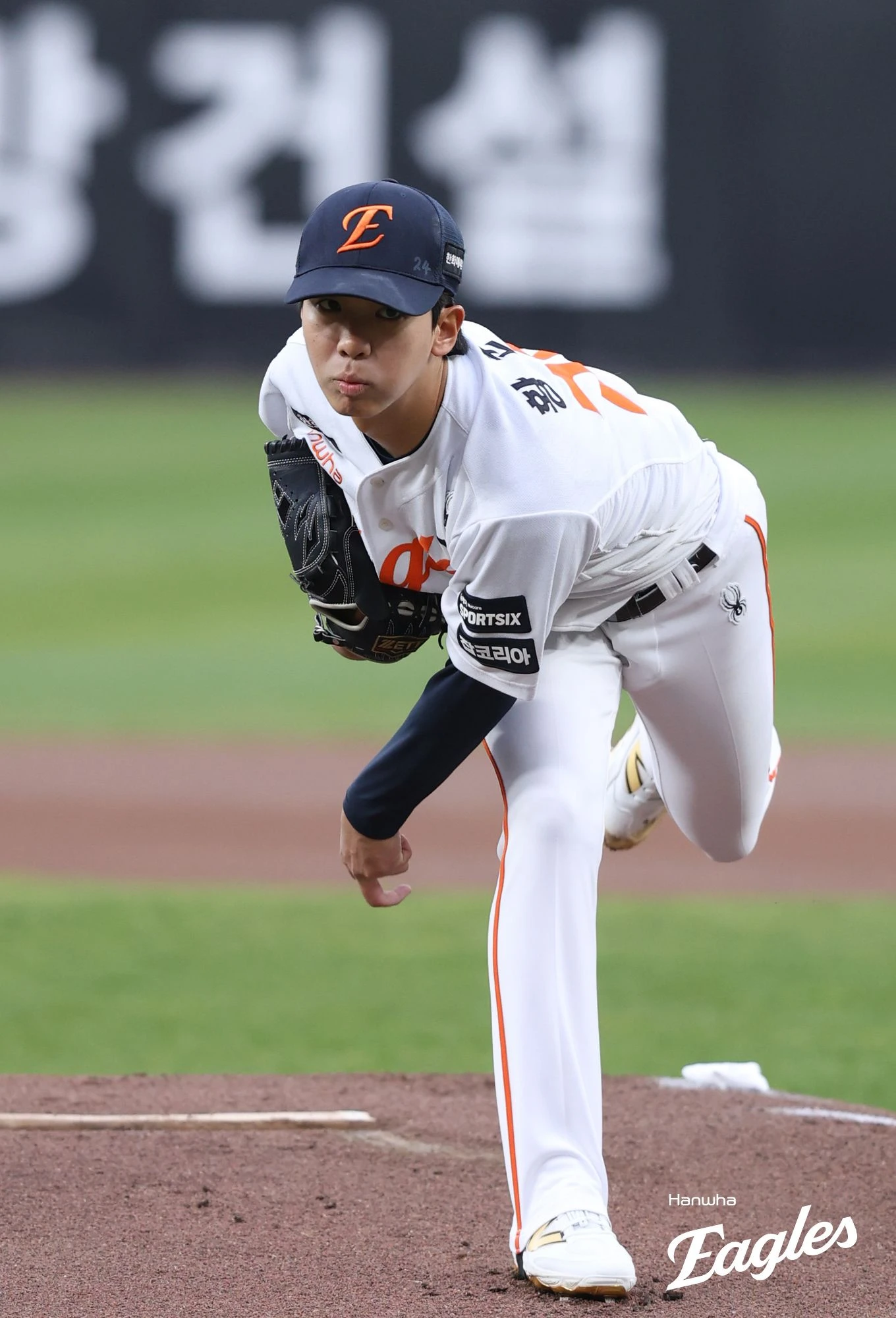 29일 오후 대전 한화생명 볼파크에서 열린 '2026 신한 SOL KBO리그' SSG 랜더스와 한화 이글스의 경기, 한화 선발 황준서가 1⅔이닝 2피안타(1피홈런) 6사사구 1탈삼진 5실점으로 등판을 마쳤다. 황준서의 시즌 평균자책점은 3.38에서 6.57로 상승했다. 한화 이글스