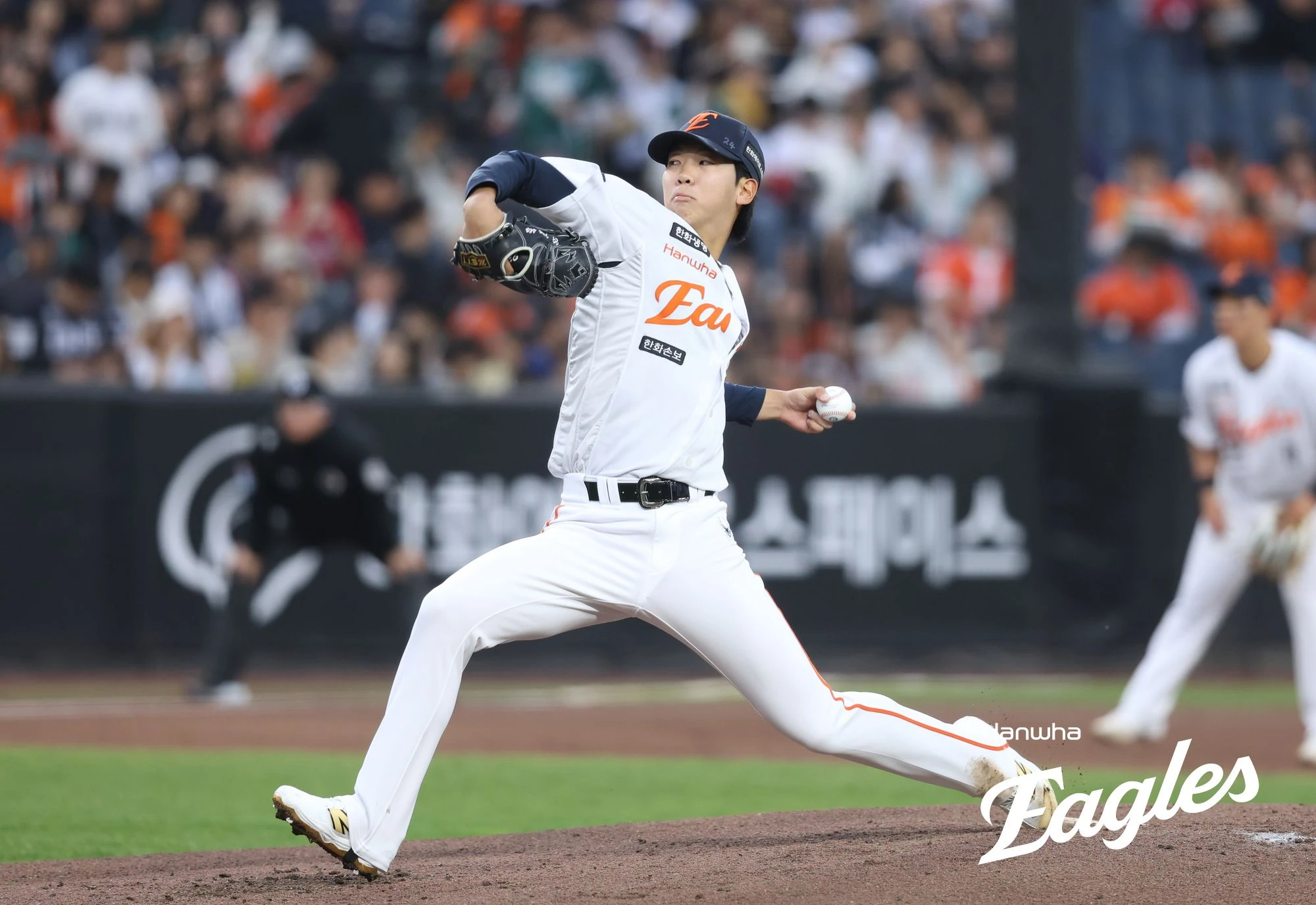 29일 오후 대전 한화생명 볼파크에서 열린 '2026 신한 SOL KBO리그' SSG 랜더스와 한화 이글스의 경기, 한화 선발 황준서가 1⅔이닝 2피안타(1피홈런) 6사사구 1탈삼진 5실점으로 등판을 마쳤다. 황준서의 시즌 평균자책점은 3.38에서 6.57로 상승했다. 한화 이글스