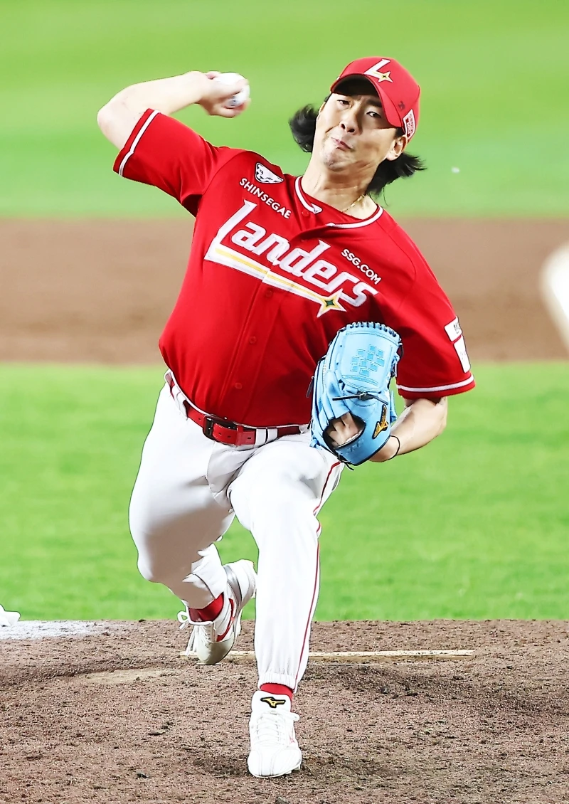 29일 오후 대전 한화생명 볼파크에서 열린 '2026 신한 SOL KBO리그' SSG 랜더스와 한화 이글스의 경기, SSG 문승원이 공을 힘차게 던지고 있다. SSG 랜더스