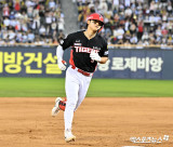 KIA, 11년 만에 '토종 50홈런' 배출하나…이게 김도영이야? 위즈덤이야? 꽃감독 '4도영’ 파격 선택 옳았나