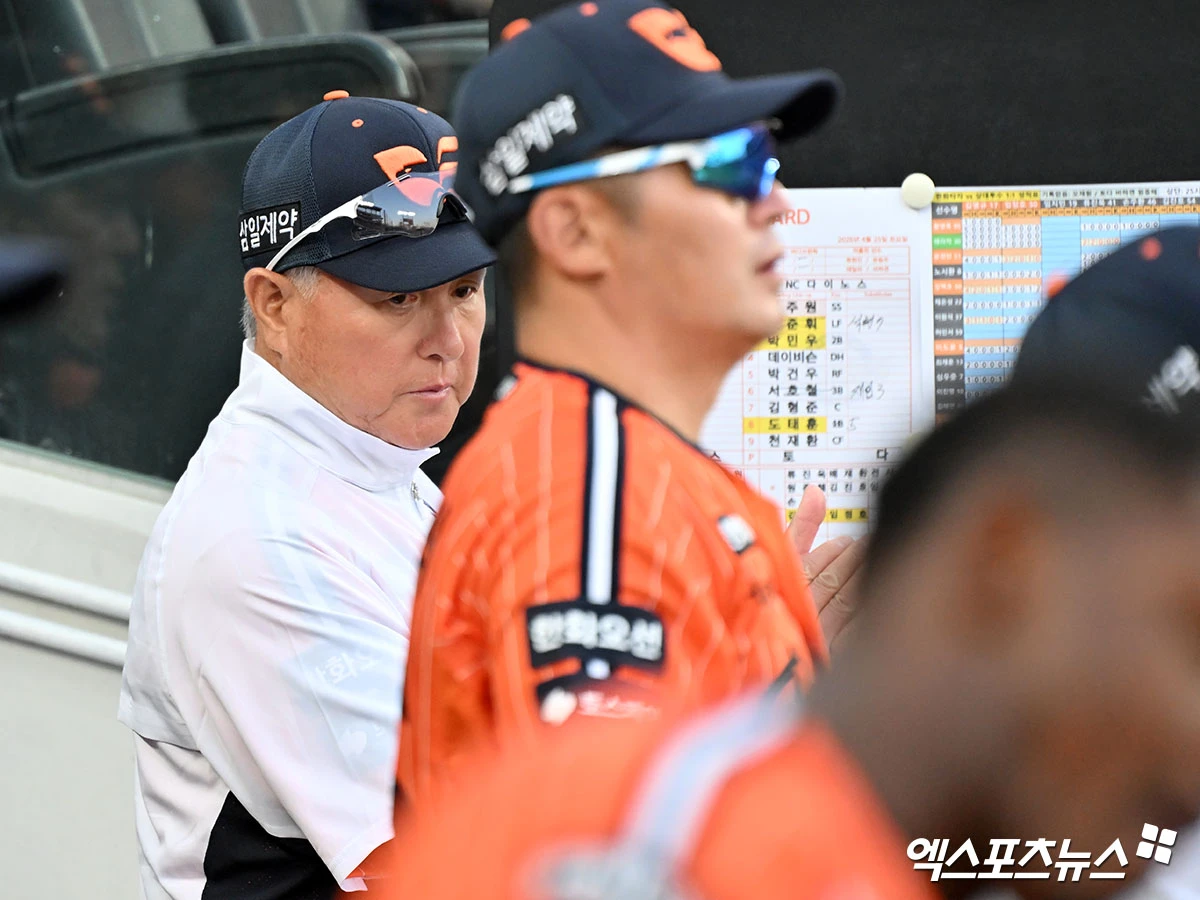 25일 오후 대전 한화생명 볼파크에서 열린 '2026 신한 SOL Bank KBO리그' NC 다이노스와 한화 이글스의 경기, 한화 김경문 감독이 더그아웃에서 경기를 지켜보고 있다. 엑스포츠뉴스 DB