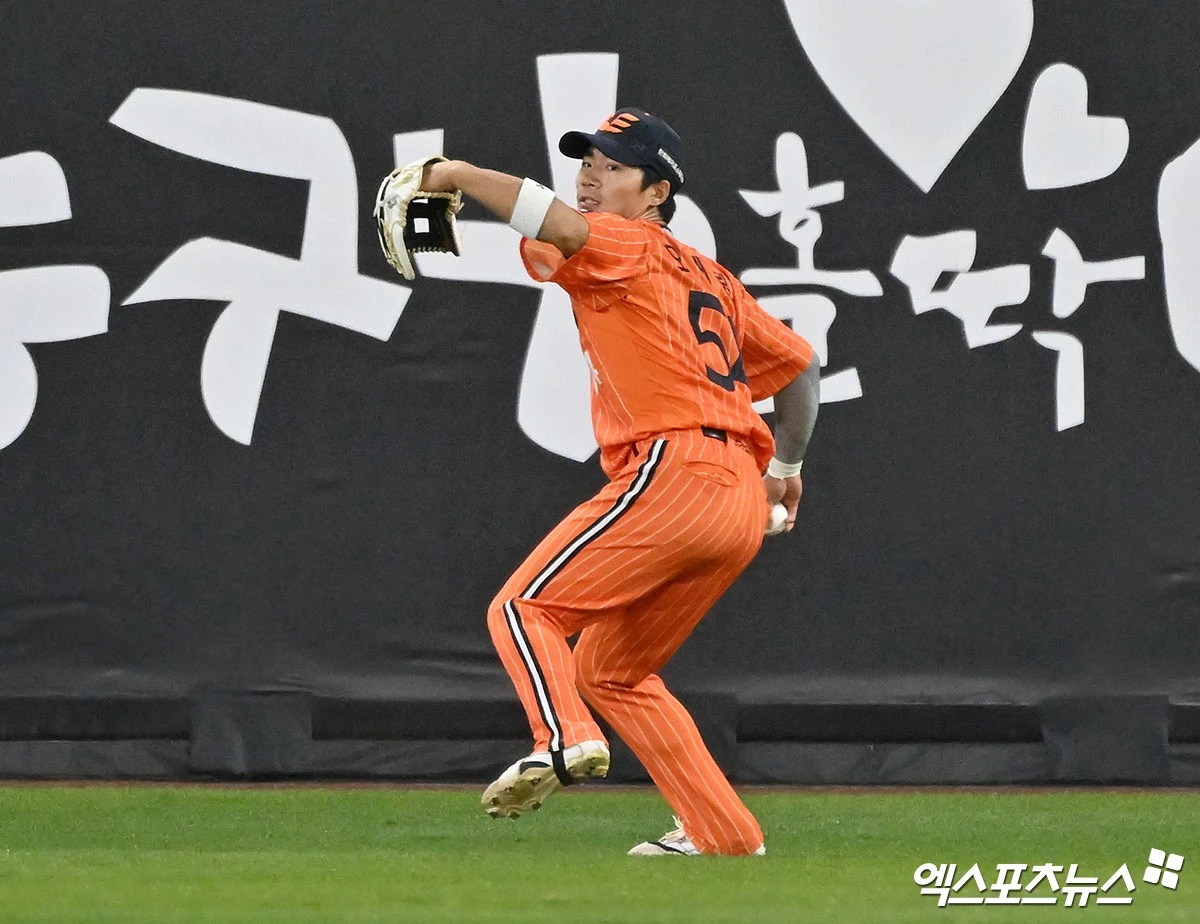 24일 오후 대전 한화생명 볼파크에서 열린 '2026 신한 SOL Bank KBO리그' NC 다이노스와 한화 이글스의 경기, 6회초 무사 1루 한화 오재원이 NC 데이비슨의 타구를 잡은 후 2루로 송구하고 있다. 엑스포츠뉴스 DB