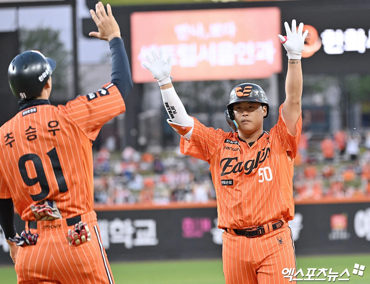 강백호가 한화 입단 후 처음으로 리드오프를 맡은 가운데 사령탑인 김경문 감독이 파격 기용 배경을 밝혔다. 김 감독은 30일 대전 한화생명이글스파크에서 열린 SSG 랜더스와의 홈 경기를 앞두고 취재진을 만난 뒤 '(오)재원이가 약간 막혀있다. (이)원석이는 3할 타율을 기록 중이지만, 처음에 잘 출루하다가 지금은 출루를 못하고 있다'며 '1~3번에서 일이 많이 생겨서 득점했으면 하는 바람으로 그렇게 라인업을 구성하게 됐다'고 밝혔다. 강백호는 올 시즌 26경기 106타수 30안타 타율 0.283, 4홈런, 30타점, 출루율 0.347, 장타율 0.453을 기록 중이다. 엑스포츠뉴스DB