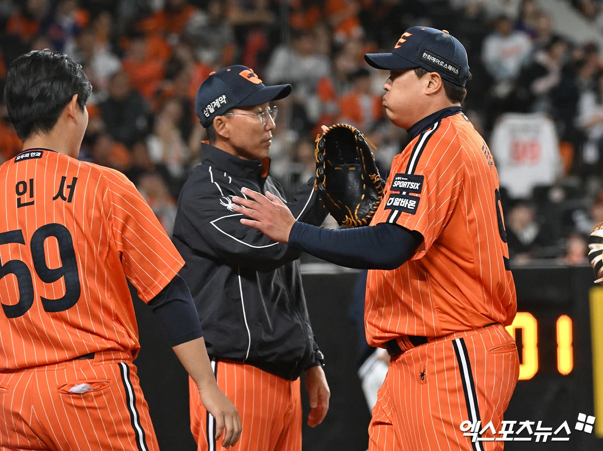 24일 오후 대전 한화생명 볼파크에서 열린 '2026 신한 SOL Bank KBO리그' NC 다이노스와 한화 이글스의 경기, 6회초 수비를 마친 한화 류현진이 더그아웃으로 향하고 있다. 엑스포츠뉴스 DB