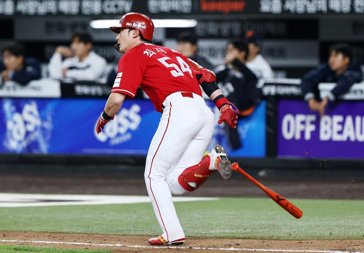 30일 오후 대전 한화생명 볼파크에서 열린 '2026 신한 SOL KBO리그' SSG 랜더스와 한화 이글스의 경기, 6회초 2사 만루 SSG 최지훈이 2타점 적시타를 치고 있다. SSG 랜더스