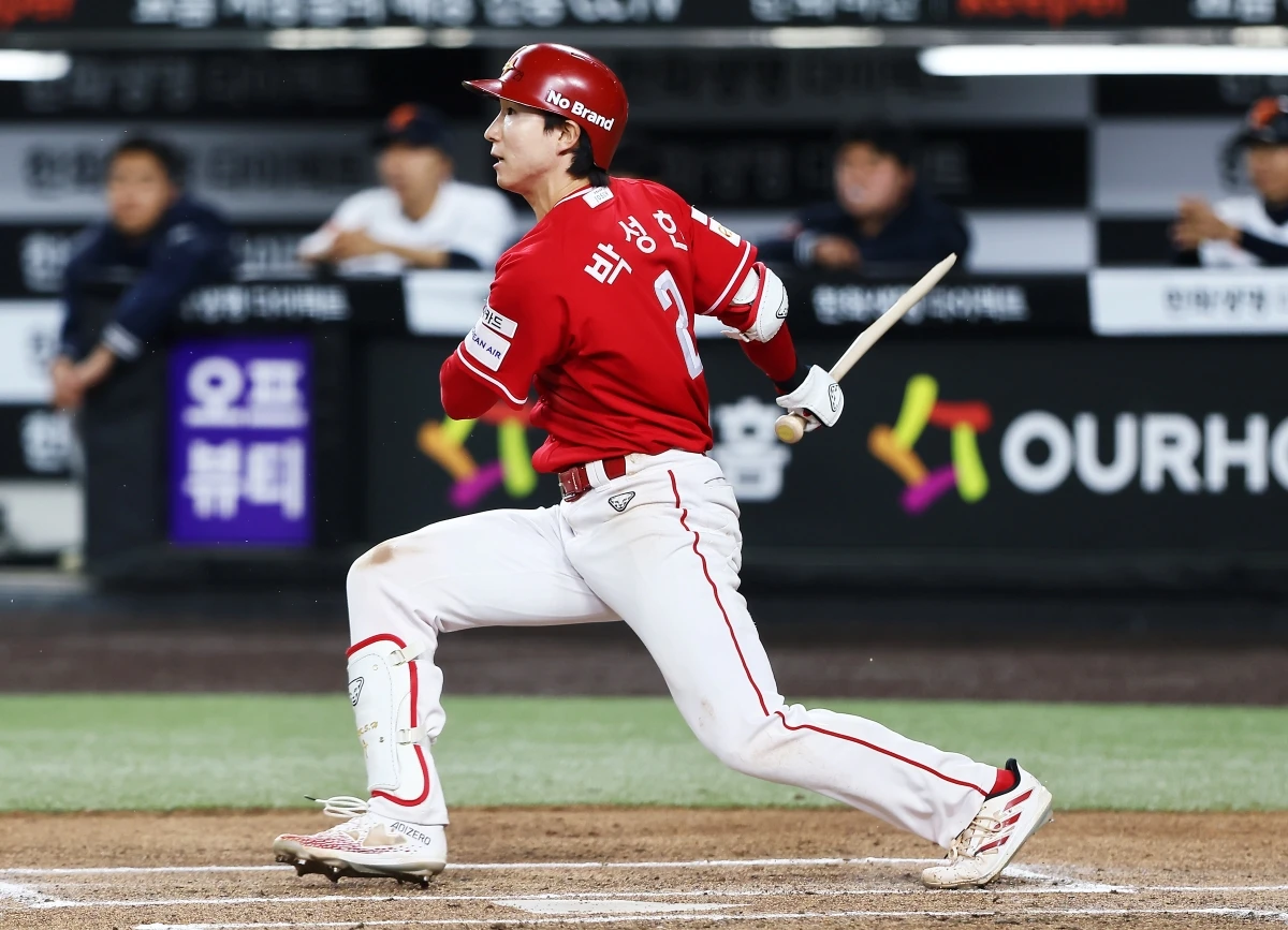 30일 오후 대전 한화생명 볼파크에서 열린 '2026 신한 SOL KBO리그' SSG 랜더스와 한화 이글스의 경기, 6회초 무사 1, 3루 SSG 박성한이 1타점 적시타를 치고 있다. SSG 랜더스