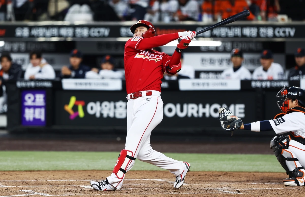 30일 오후 대전 한화생명 볼파크에서 열린 '2026 신한 SOL KBO리그' SSG 랜더스와 한화 이글스의 경기, 8회초 2사 1, 2루 SSG 최정이 스리런 홈런을 치고 있다. SSG 랜더스