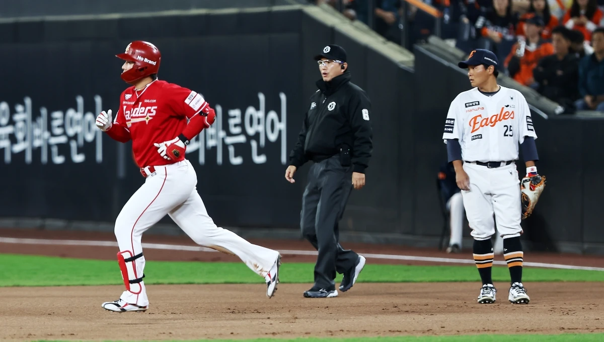 30일 오후 대전 한화생명 볼파크에서 열린 '2026 신한 SOL KBO리그' SSG 랜더스와 한화 이글스의 경기, 8회초 2사 1, 2루 SSG 최정이 스리런 홈런을 치고 있다. SSG 랜더스