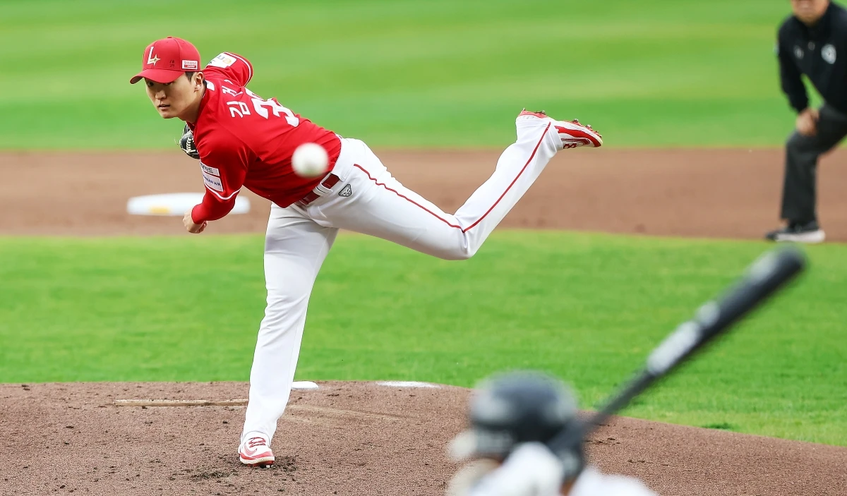 30일 오후 대전 한화생명 볼파크에서 열린 '2026 신한 SOL KBO리그' SSG 랜더스와 한화 이글스의 경기, SSG 선발 김건우가 공을 힘차게 던지고 있다. SSG 랜더스