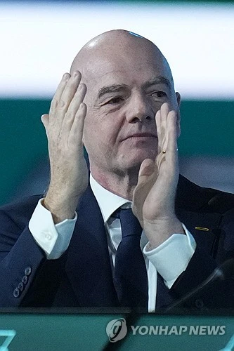 잔니 인판티노 국제축구연맹(FIFA) 회장이 내년 열리는 회장 선거에 출마하겠다는 뜻을 밝혔다. 임기 기간이 4년인 FIFA 회장직은 연임 횟수에 제한이 없다가 2016년 합산 임기를 최대 12년으로 제한했지만, 중도 부임한 인판티노 회장의 첫 재임 기간 3년 반은 임기에 포함되지 않기 때문에 한 차례 더 출마할 수 있는 상황이다. 사진 연합뉴스