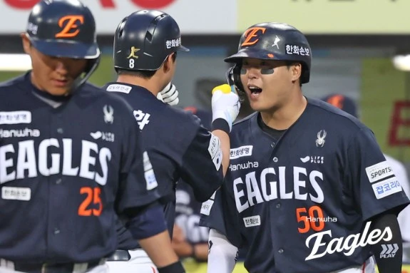 한화 이글스 강백호(오른쪽)가 2일 대구 삼성라이온즈파크에서 열린 2026 신한 SOL KBO리그 삼성 라이온즈와의 팀 간 5차전에서 6회초 2점 홈런을 기록한 노시환을 축하해 주는 모습. 사진 한화 이글스