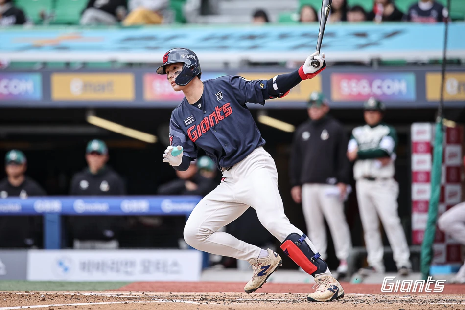 3일 오후 인천SSG랜더스필드에서 열린 '2026 신한 SOL KBO리그' 롯데 자이언츠와 SSG 랜더스의 경기, 4회초 무사 롯데 윤동희가 2루타를 날리고 있다. 롯데 자이언츠