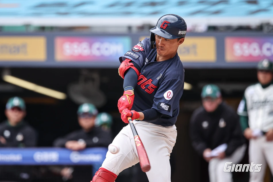 3일 오후 인천SSG랜더스필드에서 열린 '2026 신한 SOL KBO리그' 롯데 자이언츠와 SSG 랜더스의 경기, 4회초 1사 3루 롯데 노진혁이 1타점 희생플라이를 치고 있다. 롯데 자이언츠