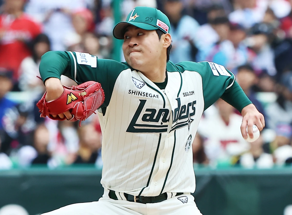 3일 오후 인천SSG랜더스필드에서 열린 '2026 신한 SOL KBO리그' 롯데 자이언츠와 SSG 랜더스의 경기, SSG 선발 백승건이 공을 힘차게 던지고 있다. SSG 랜더스