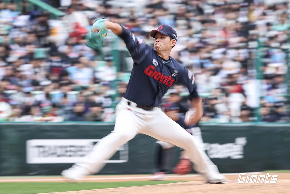 3일 오후 인천SSG랜더스필드에서 열린 '2026 신한 SOL KBO리그' 롯데 자이언츠와 SSG 랜더스의 경기, 롯데 선발 김진욱이 공을 힘차게 던지고 있다. 롯데 자이언츠