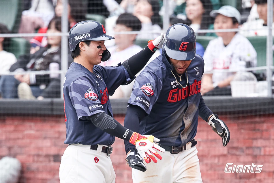 3일 오후 인천SSG랜더스필드에서 열린 '2026 신한 SOL KBO리그' 롯데 자이언츠와 SSG 랜더스의 경기, 롯데 외국인 타자 빅터 레이예스가 8회초 역전 스리런 홈런을 터트리며 팀을 승리로 이끌었다. 롯데 자이언츠