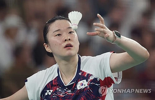 한국 여자 배드민턴 대표팀이 모두의 예상을 뒤엎고 세계 정상에 등극했다. 한국 여자배드민턴 대표팀은 3일(한국시간) 덴마크 호르센스의 포럼 호르센스에서 열린 2026 세계여자단체배드민턴선수권대회(우버컵) 결승에서 중국을 매치스코어 3-1로 제압했다. 이로써 한국은 2022년 이후 4년 만에 우버컵 우승을 확정지었다. 연합뉴스