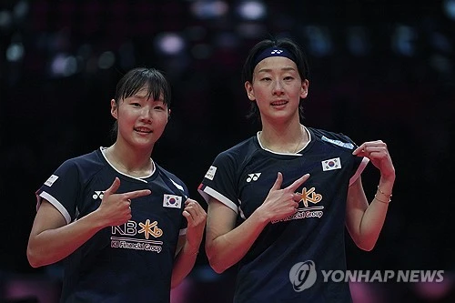 한국 여자 배드민턴 대표팀이 모두의 예상을 뒤엎고 세계 정상에 등극했다. 한국 여자배드민턴 대표팀은 3일(한국시간) 덴마크 호르센스의 포럼 호르센스에서 열린 2026 세계여자단체배드민턴선수권대회(우버컵) 결승에서 중국을 매치스코어 3-1로 제압했다. 이로써 한국은 2022년 이후 4년 만에 우버컵 우승을 확정지었다. 연합뉴스