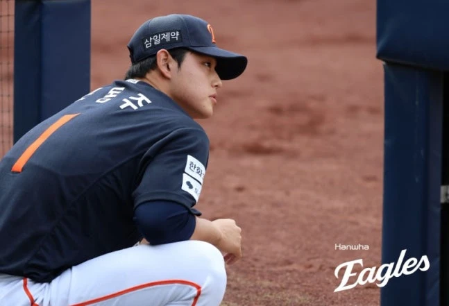 한화 이글스는 4일 문동주가 우측 어깨 관절 와순 손상에 따라 수술이 필요하다는 소견을 받았다고 발표했다. 문동주는 지난 2일 대구 삼성 라이온즈파크에서 열린 2026 신한 SOL Bank KBO 리그 정규시즌 삼성 라이온즈와 원정경기에서 선발투수로 나섰으나 15구만 던지고 마운드를 내려왔다. 이후 3일과 4일 양일간 2곳의 병원에서 진단(검진)을 받은 결과 수술이 필요한 것으로 확인됐다. 한화 구단은 이 분야 최고 권위로 이름난 미국 조브클리닉에도 판독을 의뢰해둔 상태라고 밝혔다. 한화 이글스