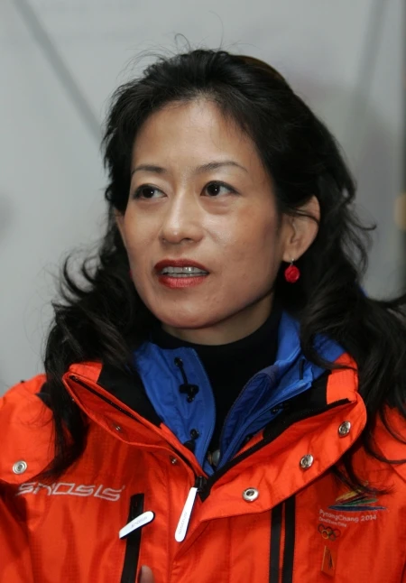 대회 중 사고로 의식 불명에 빠진 선수의 가족에게 부적절한 발언을 해 물의를 빚은 김나미 대한체육회 사무총장이 자리에서 물러났다. 대한체육회는 4일 '김나미 사무총장이 최근 제기된 사안과 관련해 책임을 지고 사임 의사를 표명했다'고 발표했다. 김 사무총장은 체육회를 통해 '이번 사안으로 국민과 체육인 여러분께 심려를 끼쳐드린 점에 대해 깊이 사과드린다. 공직자로서 무거운 책임감을 느끼고 직위에서 물러나겠다'고 말했다. 김 사무총장은 지난해 9월 대통령배 전국시도복싱대회 경기 도중 펀치를 맞고 쓰러진 뒤 지금도 의식을 찾지 못하는 중학생 복싱 선수 A군 가족을 향해 한 말이 공개되면서 비판받았다. 연합뉴스