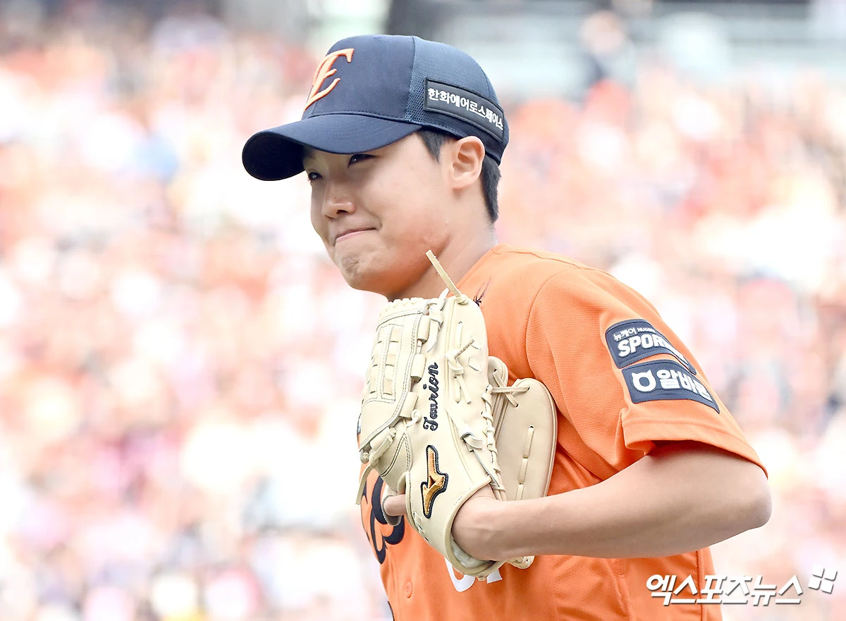 29일 오후 대전 한화생명 볼파크에서 열린 '2026 신한 SOL Bank KBO리그' 키움 히어로즈와 한화 이글스의 경기, 7회초 수비를 마친 한화 정우주가 더그아웃으로 향하고 있다. 엑스포츠뉴스 DB