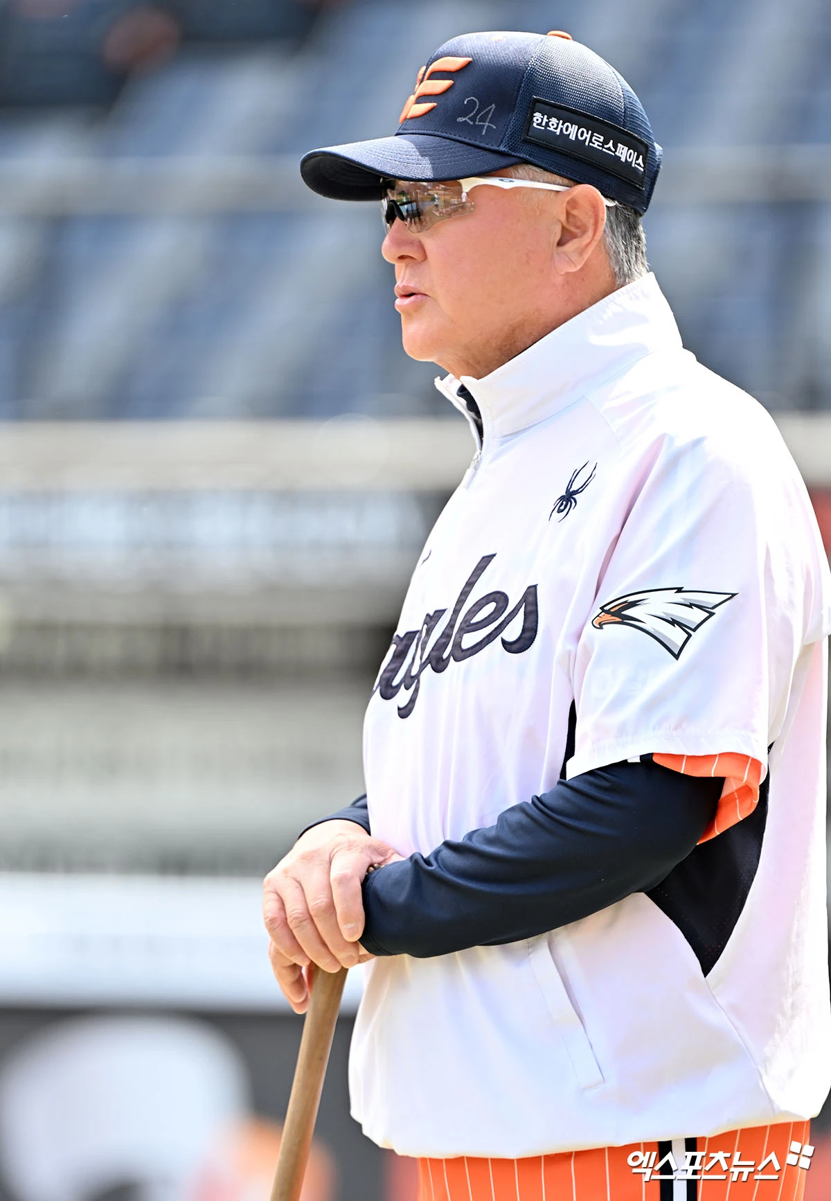 24일 오후 대전 한화생명 볼파크에서 열리는 '2026 신한 SOL Bank KBO리그' NC 다이노스와 한화 이글스의 경기, 한화 김경문 감독이 훈련을 지켜보고 있다. 엑스포츠뉴스 DB