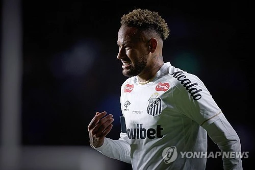 소속팀 훈련 도중 절친 아들의 뺨을 때렸던 브라질 축구 스타 네이마르(산투스)가 결국 법적 다툼까지 가게 될 것으로 보인다. 글로벌 스포츠 매체 ESPN에 따르면 호비뉴 주니어 측은 산투스 구단에 공식 문제 제기를 했고, 공개 사과와 내부 조사를 요구하고 있다. 호비뉴 주니어는 과거 레알 마드리드와 맨체스터 시티에서 뛰었던 호비뉴의 아들이며, 산투스에서 차세대 공격 자원으로 기대를 받고 있다. 연합뉴스
