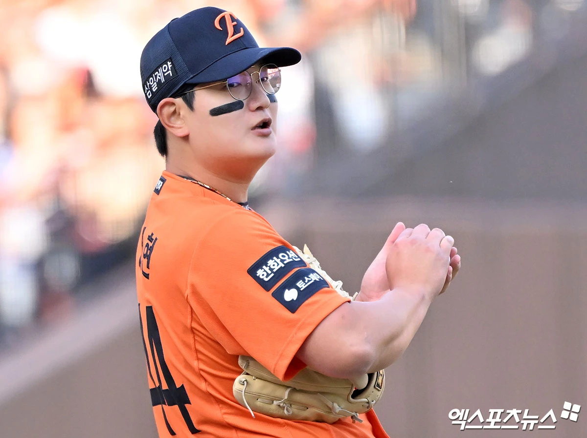 28일 오후 대전 한화생명 볼파크에서 열린 '2026 신한 SOL Bank KBO리그' 키움 히어로즈와 한화 이글스의 개막전 경기, 9회초 2사 한화 김서현이 사구를 허용한 후 아쉬워하고 있다. 엑스포츠뉴스 DB