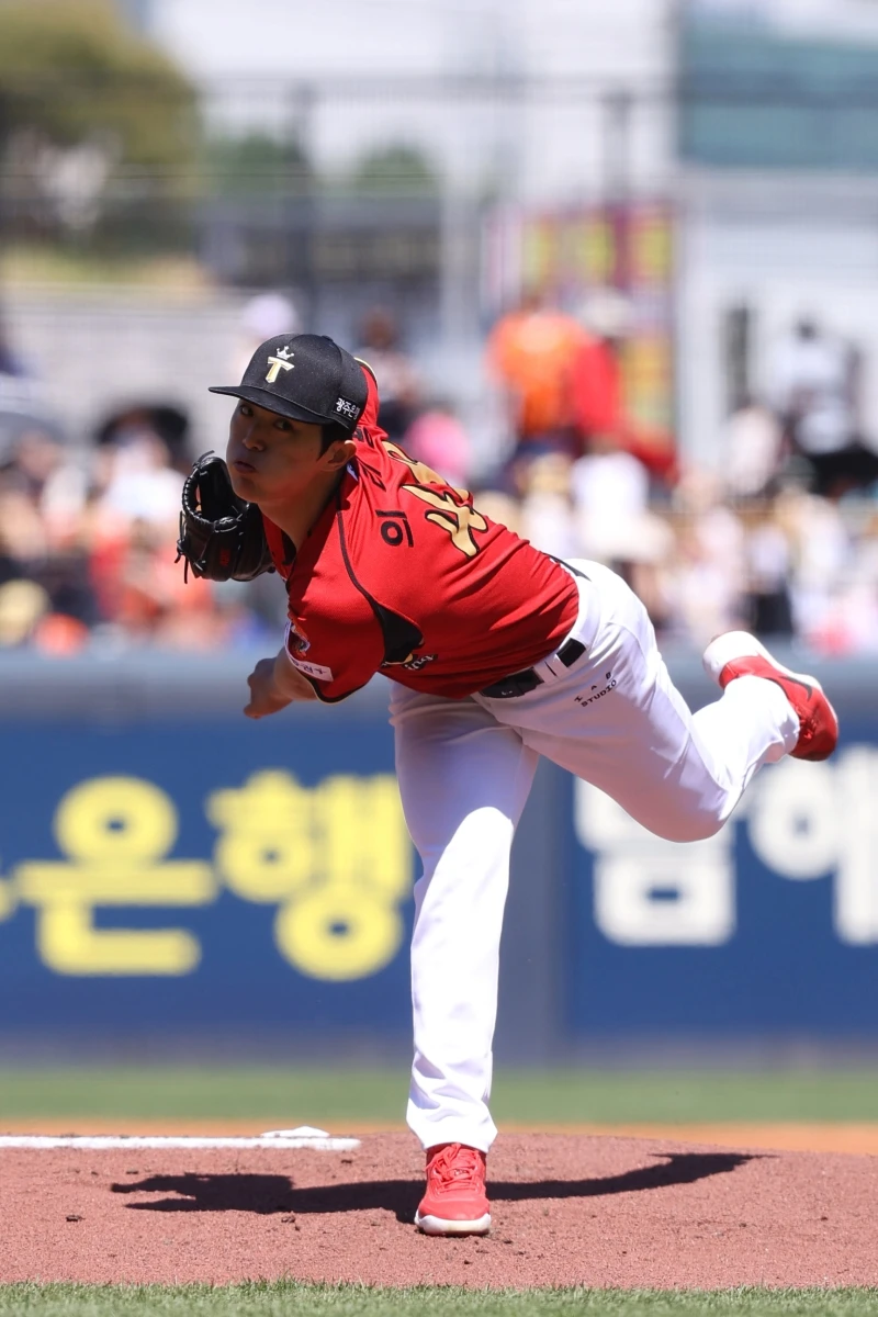5일 오후 광주-KIA챔피언스필드에서 열린 '2026 신한 SOL KBO리그' 한화 이글스와 KIA 타이거즈의 경기, KIA 선발 이의리가 1⅔이닝 2피안타(1피홈런) 6사사구 3탈삼진 5실점을 기록했다. 올 시즌 개인 한 경기 최소 이닝(종전 3월 29일 문학 SSG 랜더스전 2이닝 4실점)을 소화했다. KIA 타이거즈