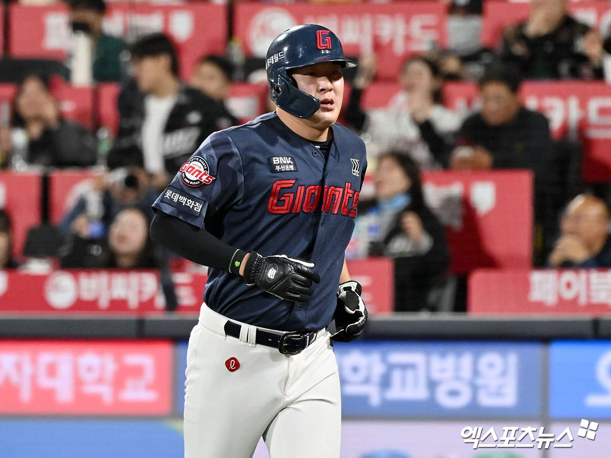 롯데 자이언츠가 우완 선발 제러미 비슬리의 6이닝 1실점 호투와 나승엽의 대형 2점 홈런을 앞세워 KT 위즈를 꺾었다. 롯데는 6일 수원 케이티위즈파크에서 열린 2026 신한 SOL KBO리그 정규시즌 KT 원정 경기에서 8-1로 이겼다. 이날 롯데는 장단 16개 안타를 뽑아내며 전날 4-5 한 점차 석패에 설욕했다. KT는 팀 타율(0.277·5일 기준) 1위란 명색이 무색하게 기회를 살리지 못하며 패배했다. 이날 경기는 8시 20분께 케이티위즈파크 외부 쓰레기 분리수거장에서 화재가 발생해 연기가 그라운드까지 들어오면서 경기가 20여분 중단되기도 했다. 박종훈 경기 감독관 및 심판진은 인명 피해가 없고 경기를 취소할 정도의 건이 아니기 때문에 연기가 빠진 뒤 경기 속행을 결정했다. 수원, 김한준 기자