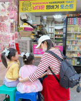 성유리, 이렇게 소탈했나…쌍둥이 딸과 '길거리 먹방' 일상 [★해시태그]