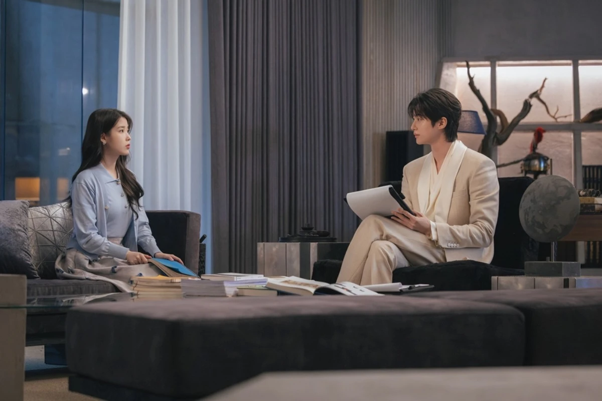 '21세기 대군부인' 아이유, 변우석