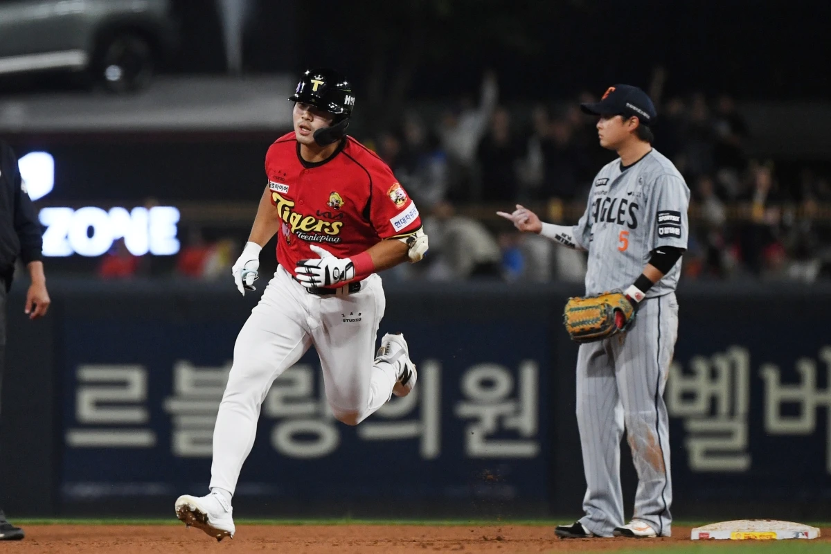 7일 오후 광주-KIA챔피언스필드에서 열린 '2026 신한 SOL KBO리그' 한화 이글스와 KIA 타이거즈의 경기, 7회말 1사 KIA 한승연이 솔로 홈런을 날린 뒤 그라운드를 돌고 있다. KIA 타이거즈