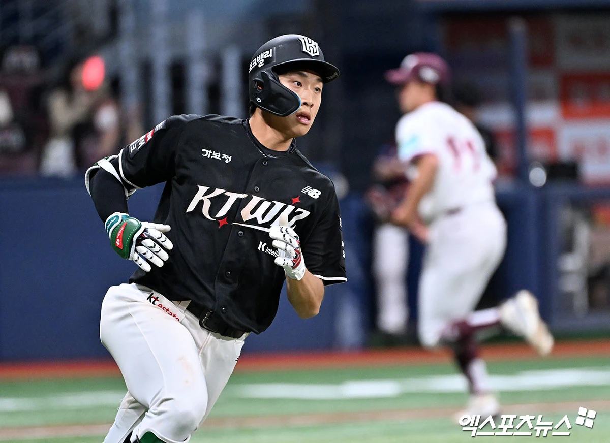 KT 위즈 외야수 유준규가 8일 서울 고척스카이돔에서 열린 2026 신한 SOL KBO리그 키움 히어로즈와의 팀 간 4차전에서 3안타를 기록, 팀 승리를 이끌었다. 사진 김한준 기자
