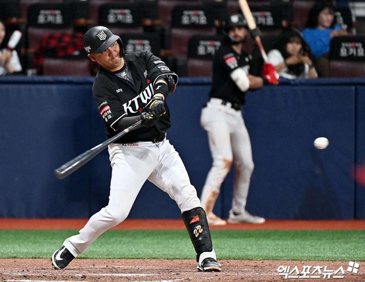 KT 위즈 포수 장성우가 8일 서울 고척스카이돔에서 열린 2026 신한 SOL KBO리그 키움 히어로즈와의 팀 간 4차전에서 1안타 1타점을 기록, 팀 승리에 기여했다. 사진 김한준 기자