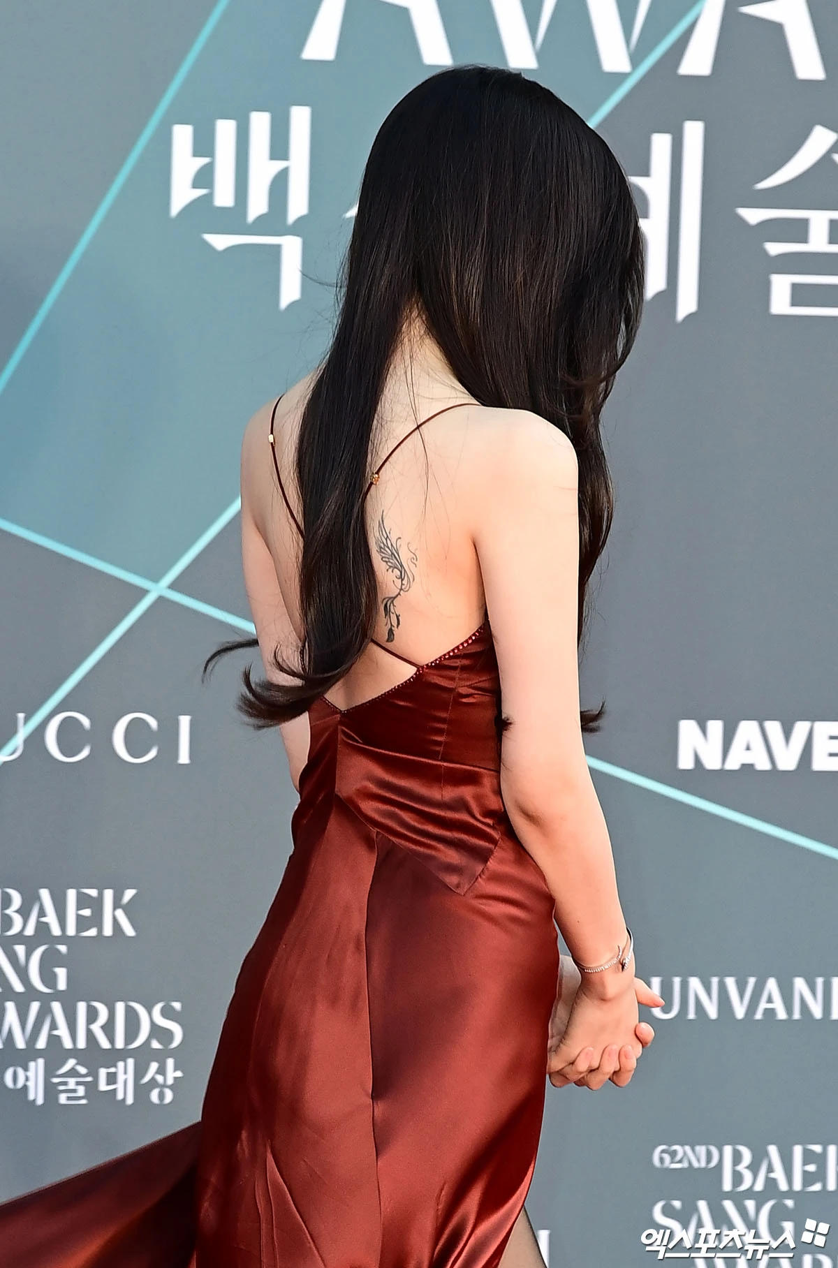 등에 새긴 타투가 포인트